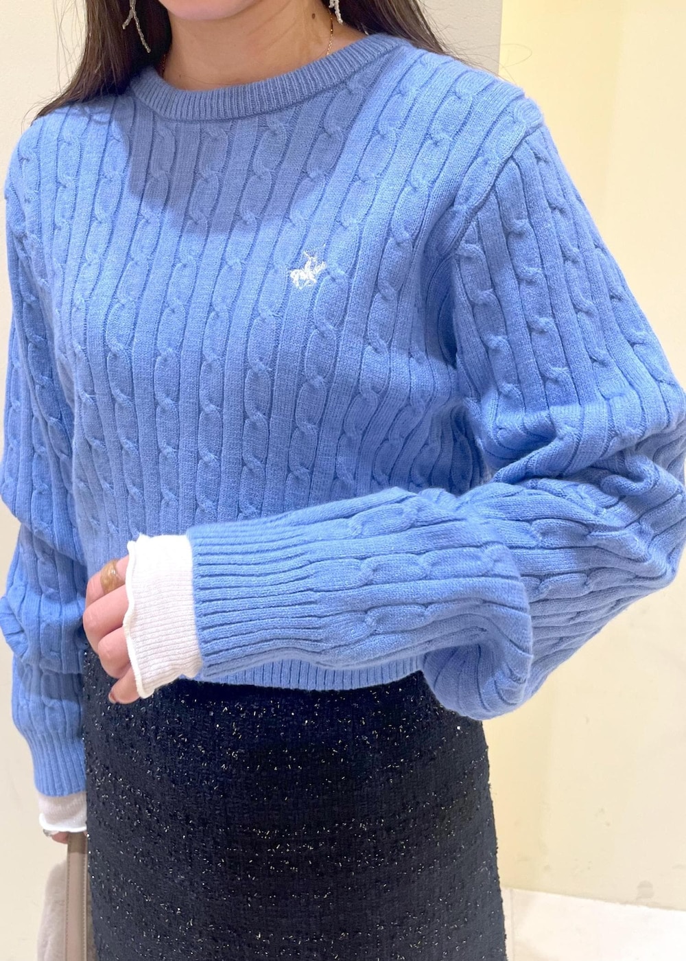 ブルー系のスカート、ホワイト系のTシャツ/カットソー、ブルー系のニット/セーターを着用したレディースの冬コーディネートの4枚目の写真