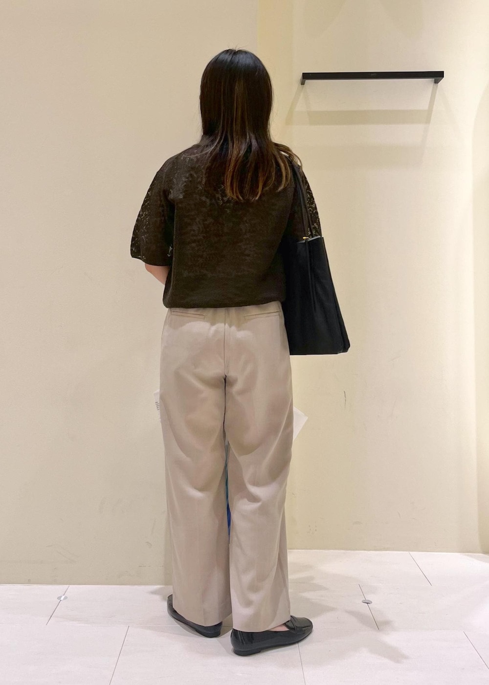 ブラック系のレインシューズ、ブラック系のトートバッグ、ベージュ系のその他パンツを着用したレディースの夏コーディネートの4枚目の写真