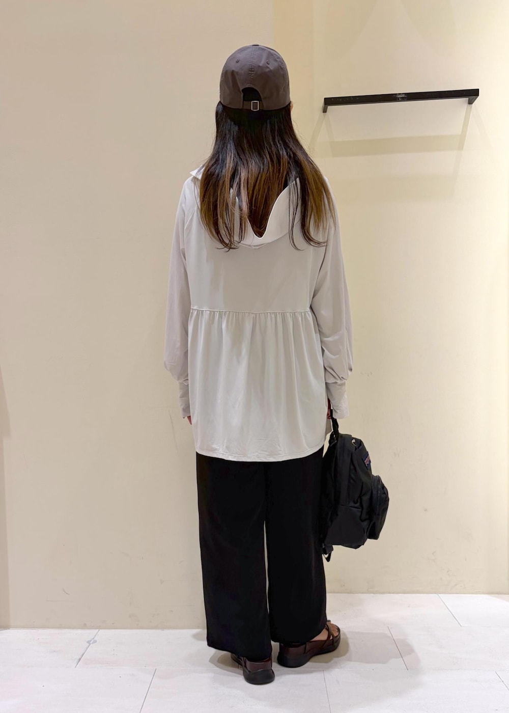 グレー系のパーカー、ブラック系のニット/セーター、ブラック系のその他パンツを着用したレディースの夏コーディネートの3枚目の写真