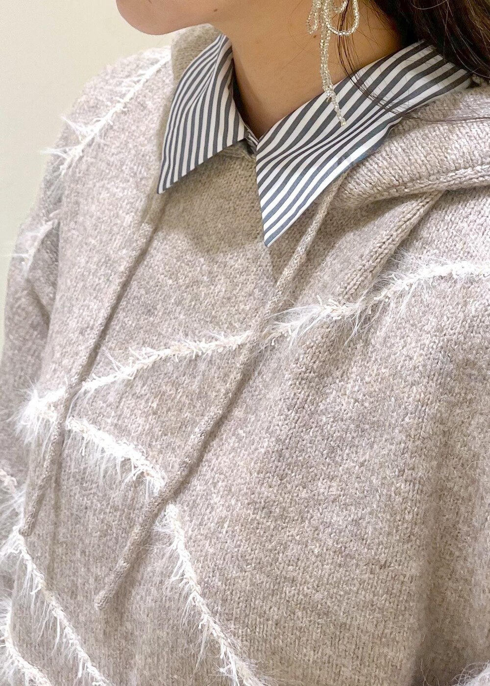 ベージュ系のスラックス、ブルー系のシャツ/ブラウス、ベージュ系のパーカーを着用したレディースの秋コーディネートの7枚目の写真