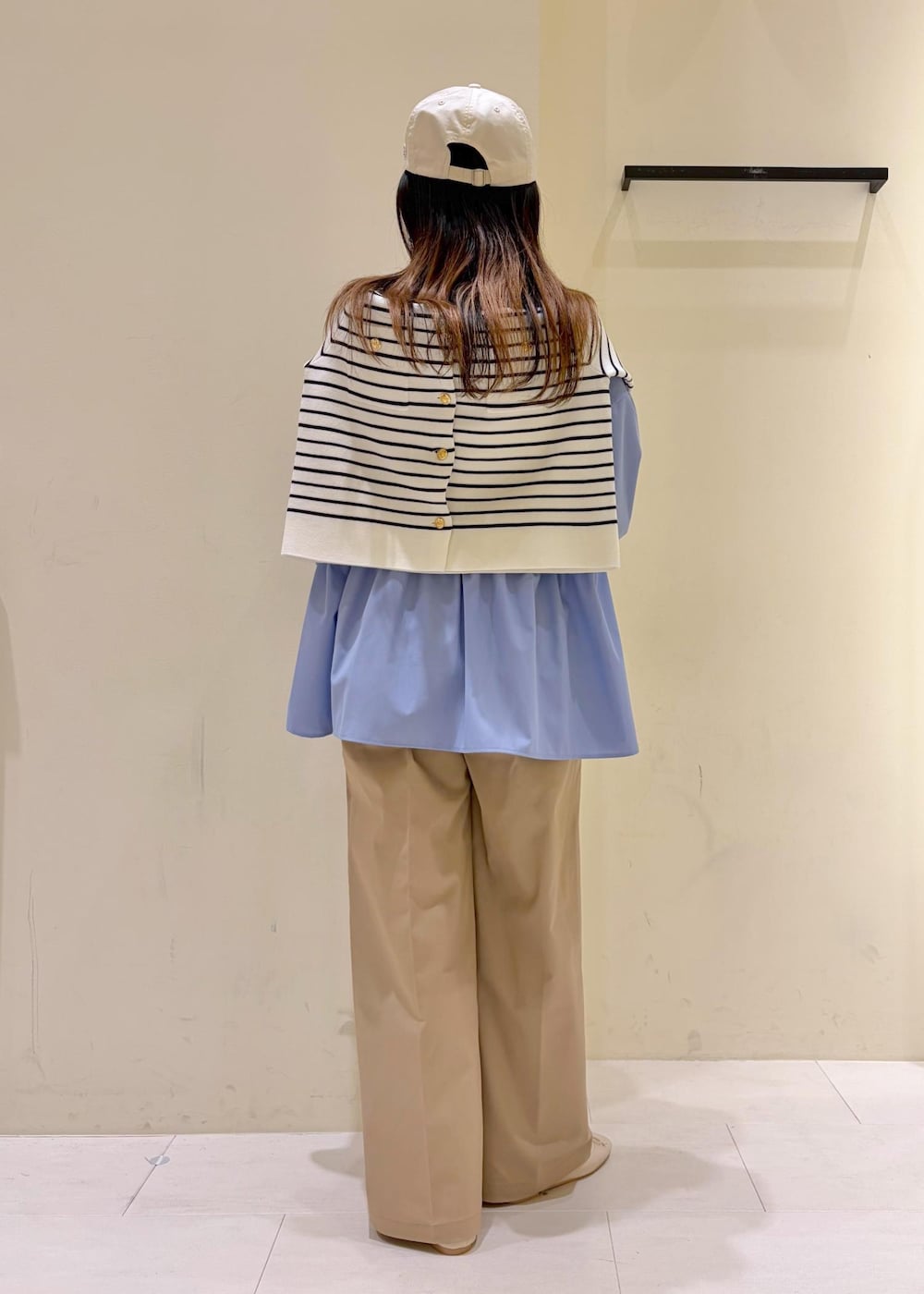 ホワイト系のバレエシューズ、イエロー系のショルダーバッグ、ベージュ系のチノパンツを着用したレディースの冬コーディネートの3枚目の写真