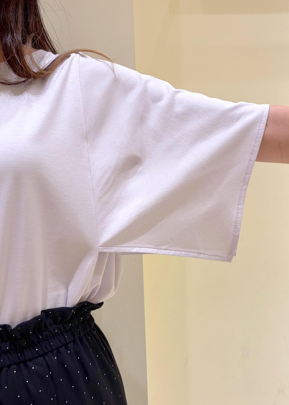 ブラウン系のショルダーバッグ、ブラウン系のサンダル、パープル系のTシャツ/カットソーを着用したレディースの夏コーディネートの6枚目の写真