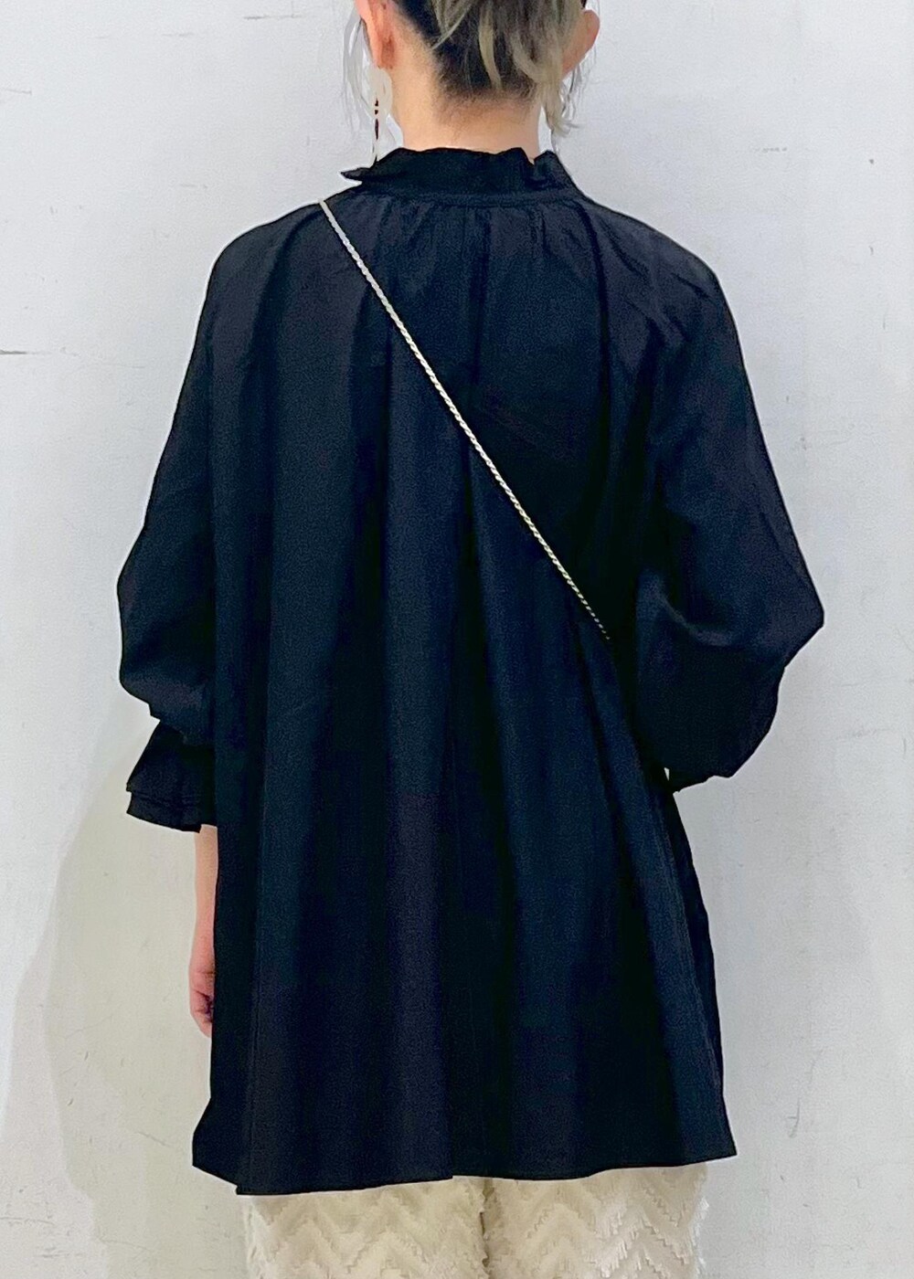 シルバー系のパンプス、ブラック系のシャツ/ブラウス、シルバー系のショルダーバッグを着用したレディースの秋コーディネートの7枚目の写真