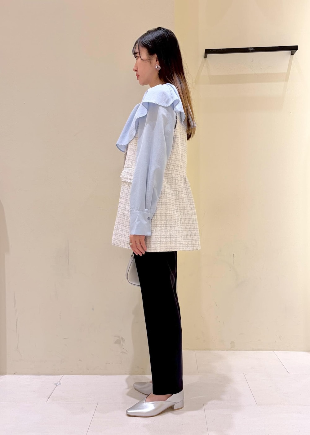 シルバー系のハンドバッグ、ブルー系のシャツ/ブラウス、ブルー系のその他パンツを着用したレディースの冬コーディネートの4枚目の写真