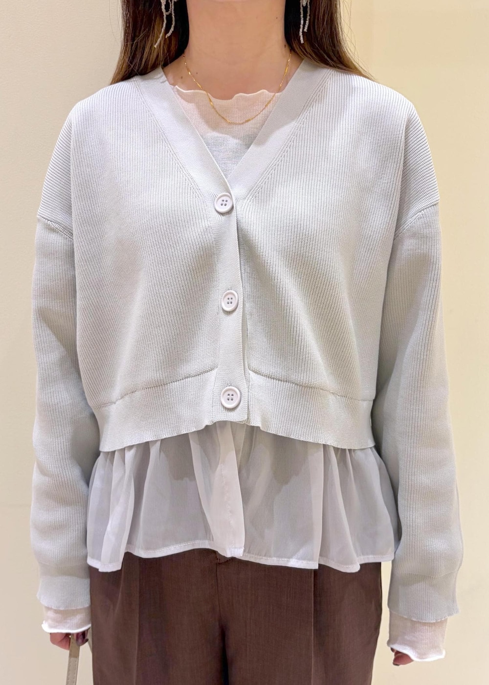 ホワイト系のTシャツ/カットソー、グレー系のカーディガン/ボレロ、ブラウン系のその他パンツを着用したレディースの春コーディネートの6枚目の写真