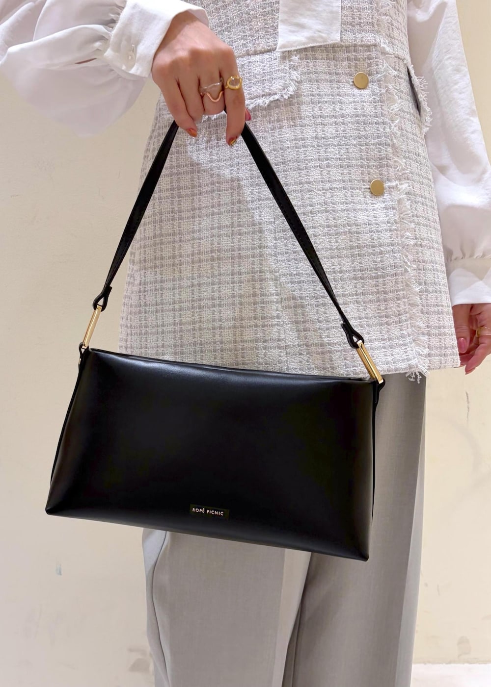 ブラック系のショルダーバッグ、ブラック系のローファー、グリーン系のその他パンツを着用したレディースの冬コーディネートの8枚目の写真