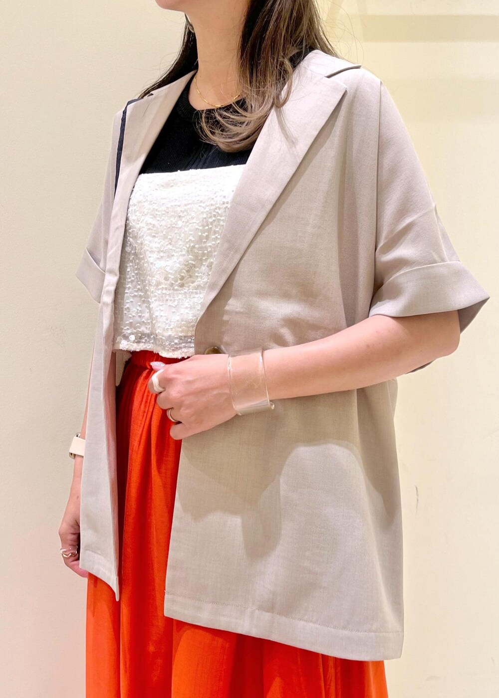 ブラック系のタンクトップ、ホワイト系のTシャツ/カットソー、ホワイト系のサンダルを着用したレディースの春コーディネートの5枚目の写真