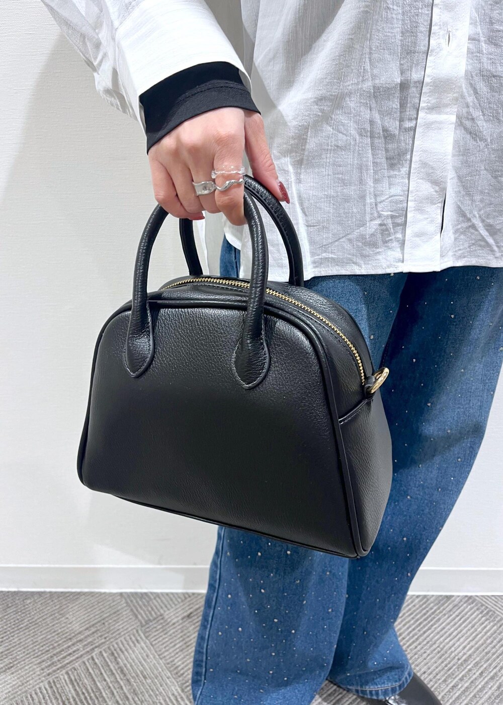 ブラック系のローファー、ブラック系のパンプス、ベージュ系のTシャツ/カットソーを着用したレディースの春コーディネートの8枚目の写真