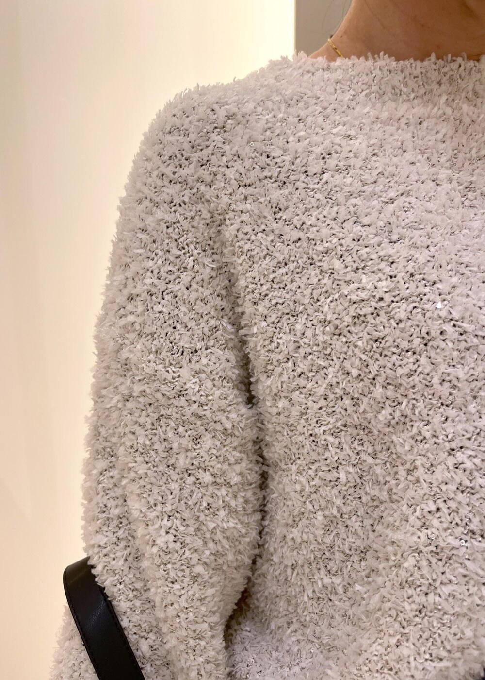 ブルー系のデニムパンツ、ブルー系のシャツ/ブラウス、グレー系のニット/セーターを着用したレディースの春コーディネートの5枚目の写真