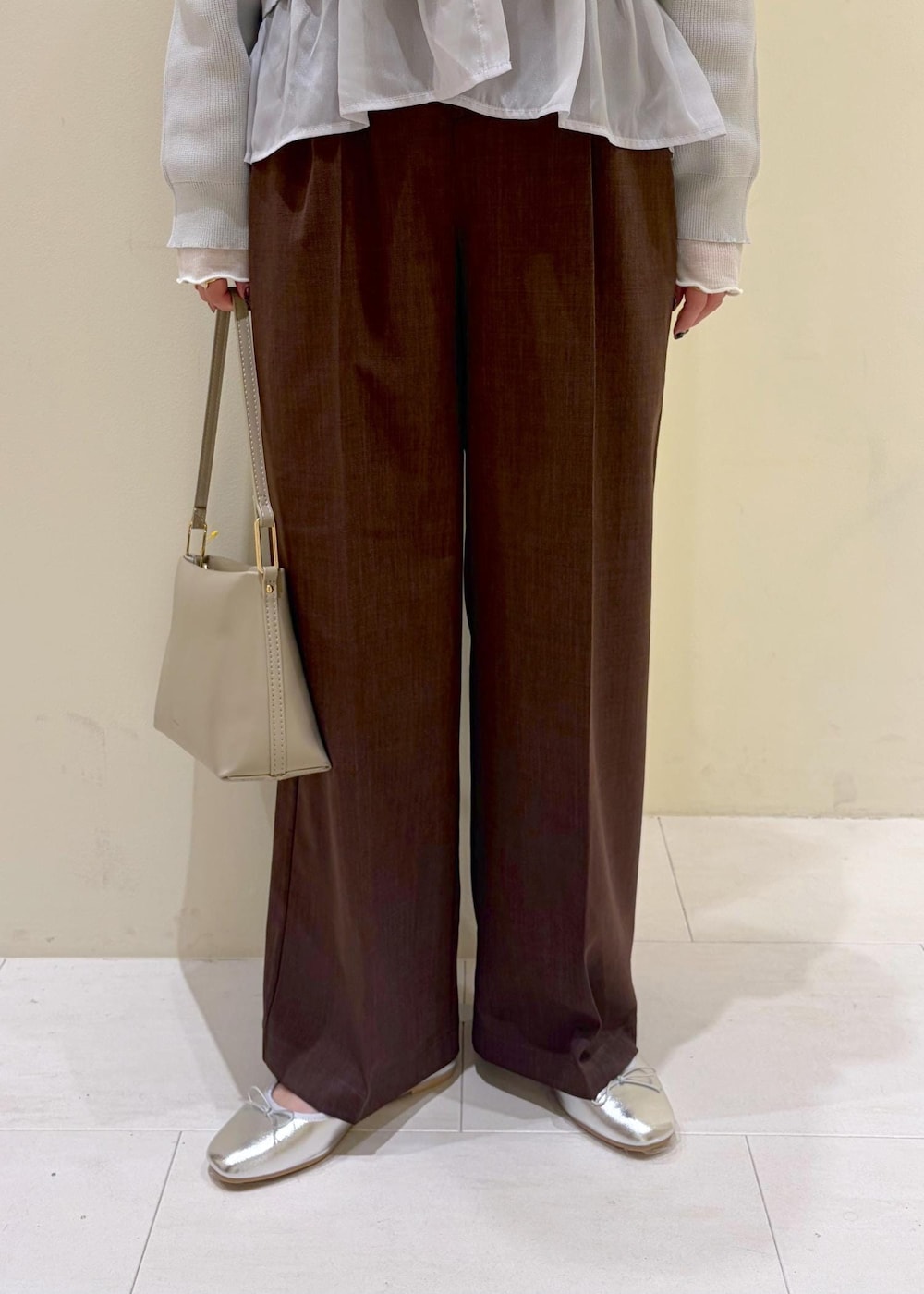 ホワイト系のTシャツ/カットソー、グレー系のカーディガン/ボレロ、ブラウン系のその他パンツを着用したレディースの春コーディネートの8枚目の写真