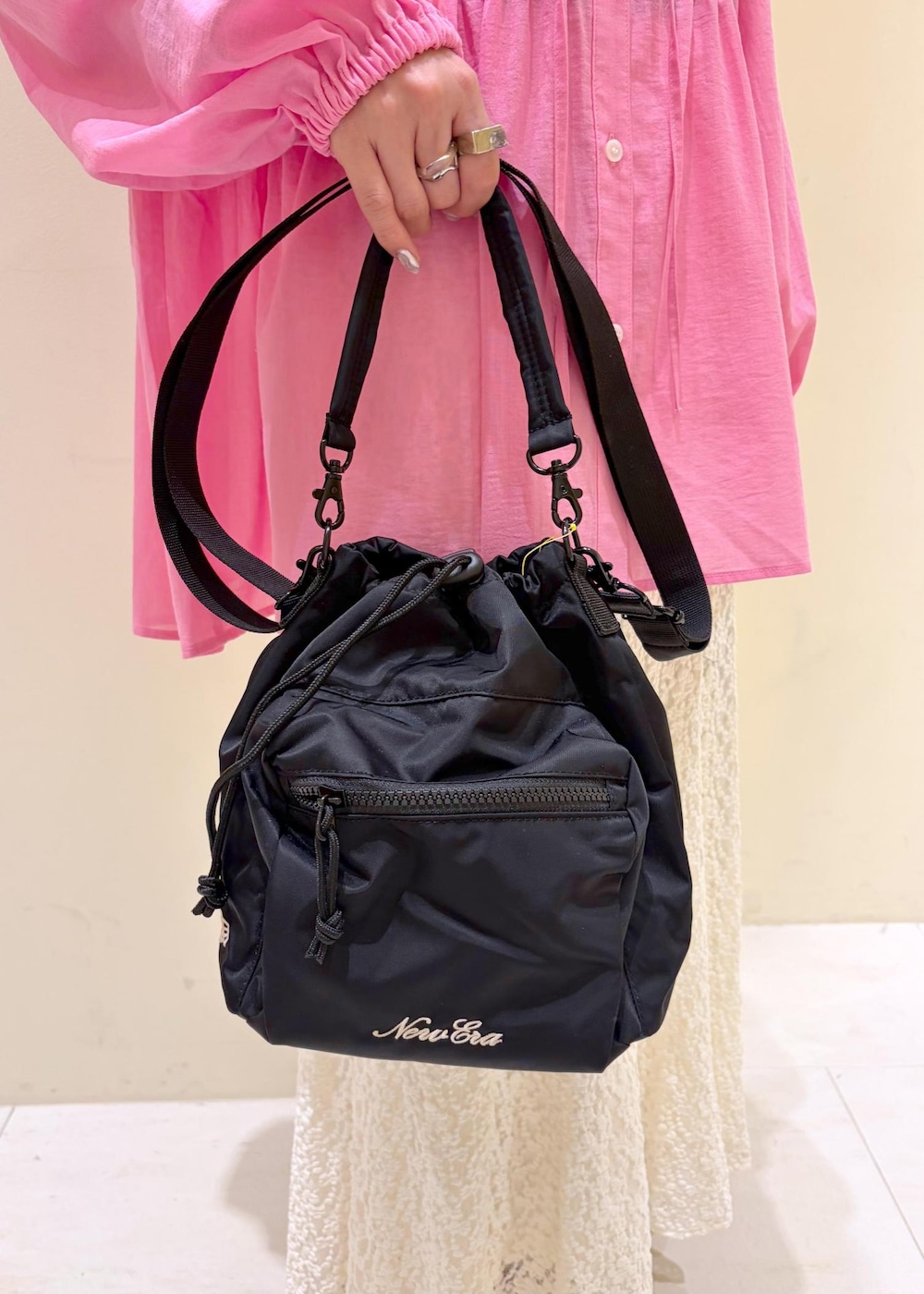 ホワイト系のスカート、ピンク系のシャツ/ブラウス、ブラック系のショルダーバッグを着用したレディースの春コーディネートの8枚目の写真