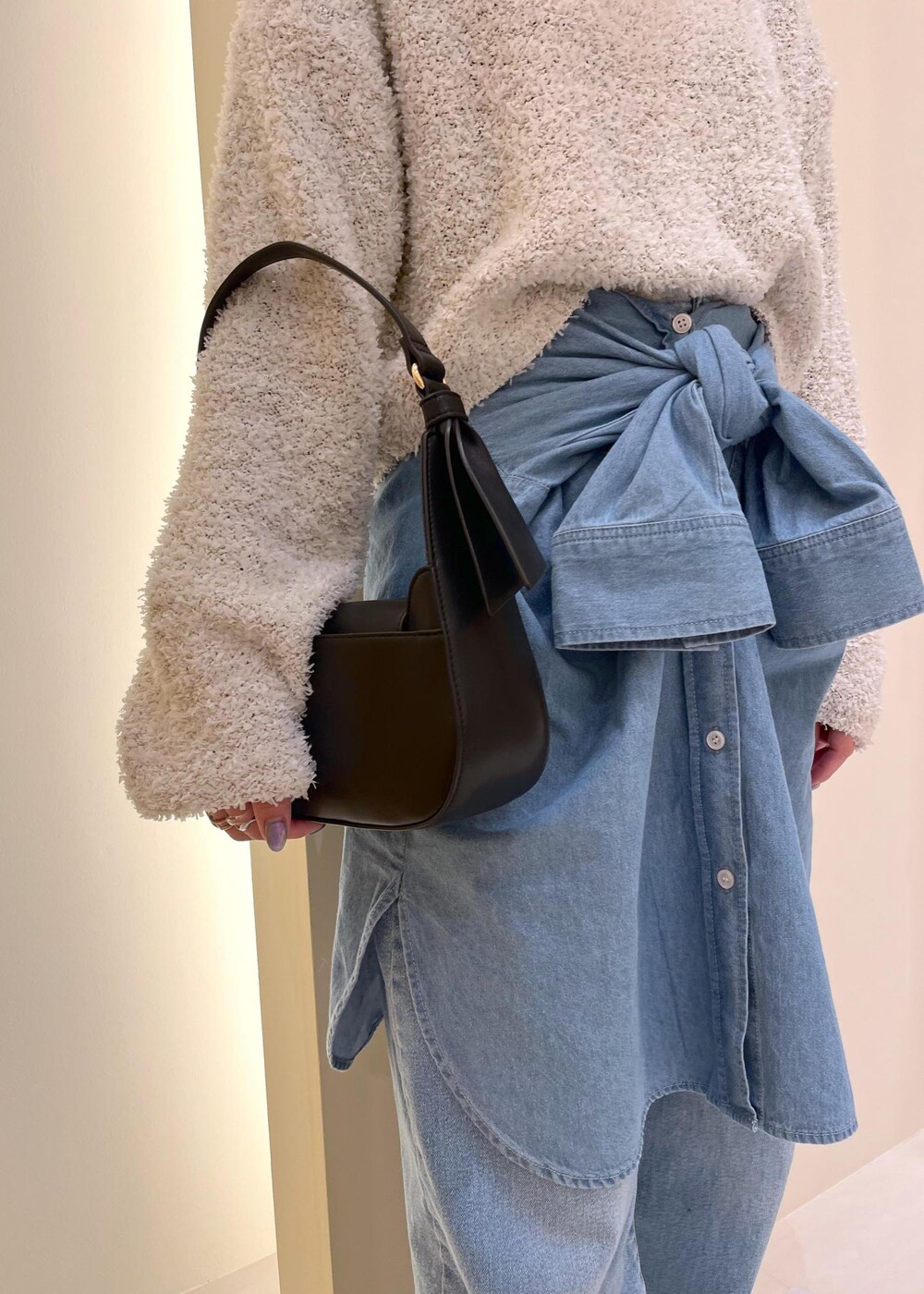 ブルー系のデニムパンツ、ブルー系のシャツ/ブラウス、グレー系のニット/セーターを着用したレディースの春コーディネートの7枚目の写真