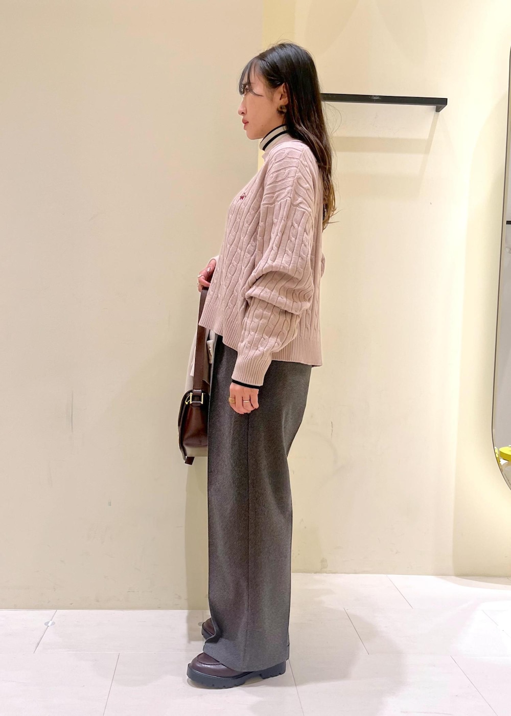 ベージュ系のその他アウター、ホワイト系のニット/セーター、ベージュ系のニット/セーターを着用したレディースの冬コーディネートの4枚目の写真