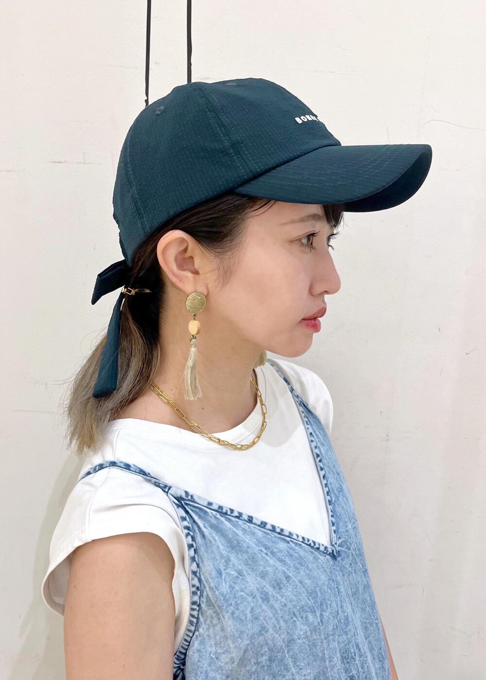 ブラック系のサンダル、ホワイト系のTシャツ/カットソー、ブルー系のワンピースを着用したレディースの夏コーディネートの5枚目の写真