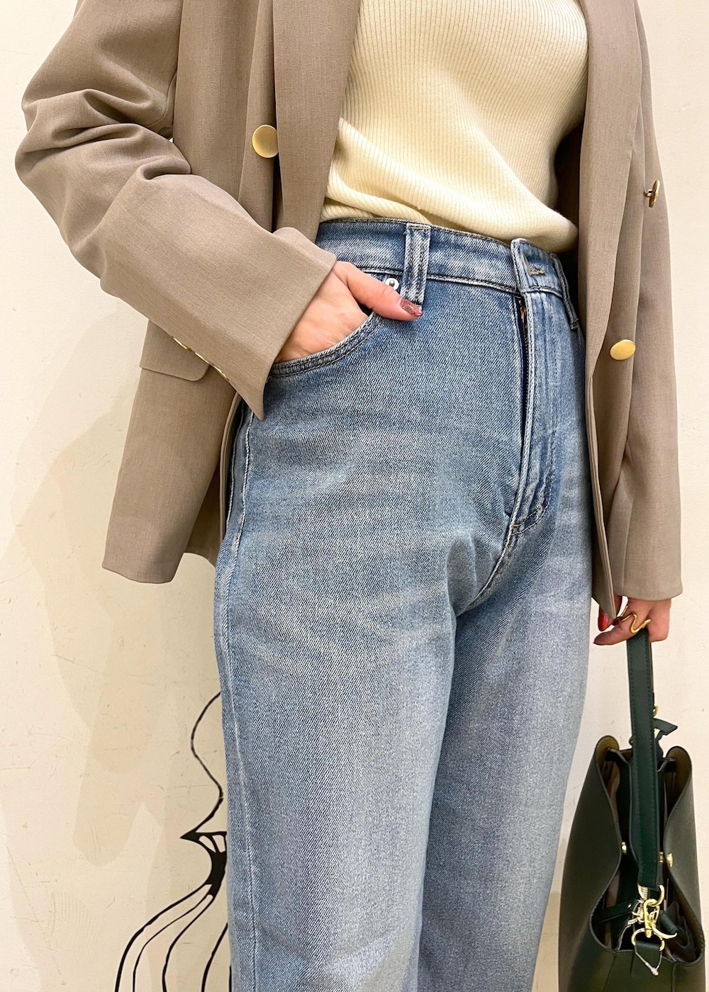 ホワイト系のニット/セーター、ブルー系のデニムパンツ、ブラック系のローファーを着用したレディースの冬コーディネートの8枚目の写真