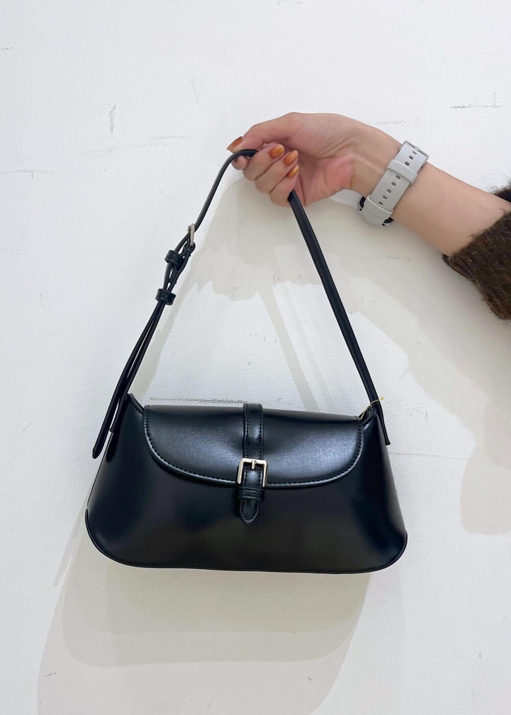 イエロー系のその他パンツ、ブラック系のショルダーバッグ、ブラウン系のニット/セーターを着用したレディースの秋コーディネートの8枚目の写真