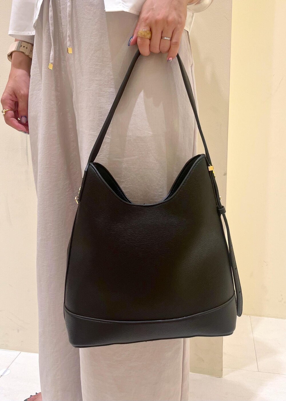 その他のニット/セーター、ベージュ系のその他パンツ、ブラック系のサンダルを着用したレディースの夏コーディネートの8枚目の写真