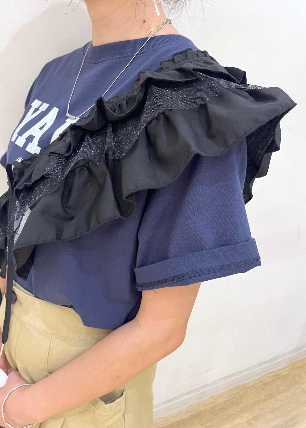 イエロー系のその他パンツ、ホワイト系のトートバッグ、ブラック系のサンダルを着用したレディースの夏コーディネートの5枚目の写真