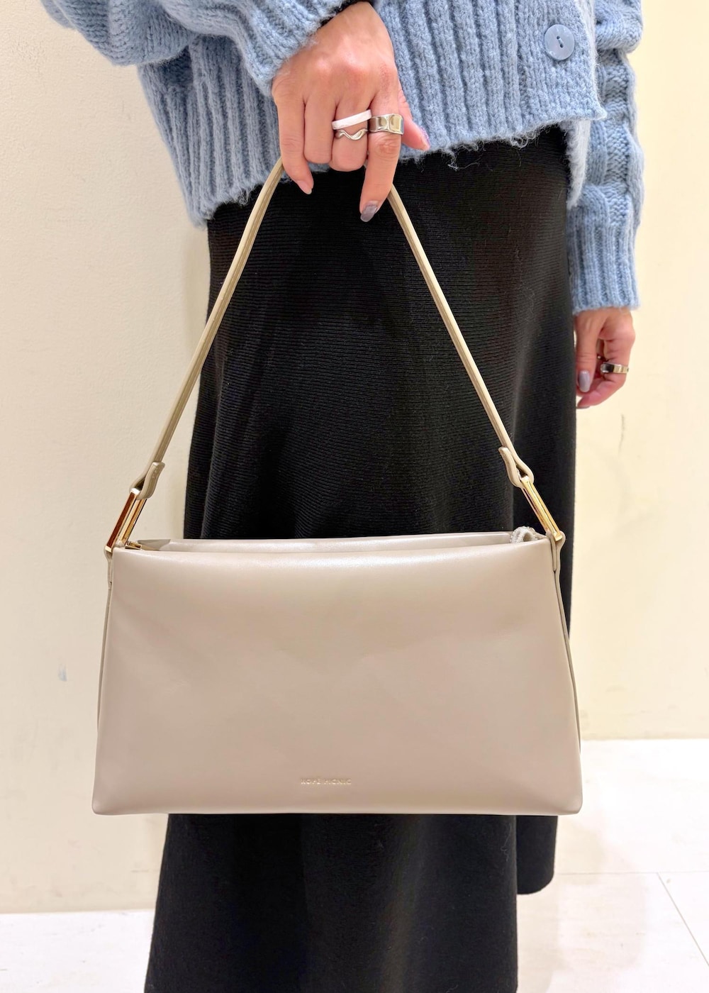 ブラック系のブーツ、ベージュ系のショルダーバッグ、ブラック系のワンピースを着用したレディースの冬コーディネートの9枚目の写真