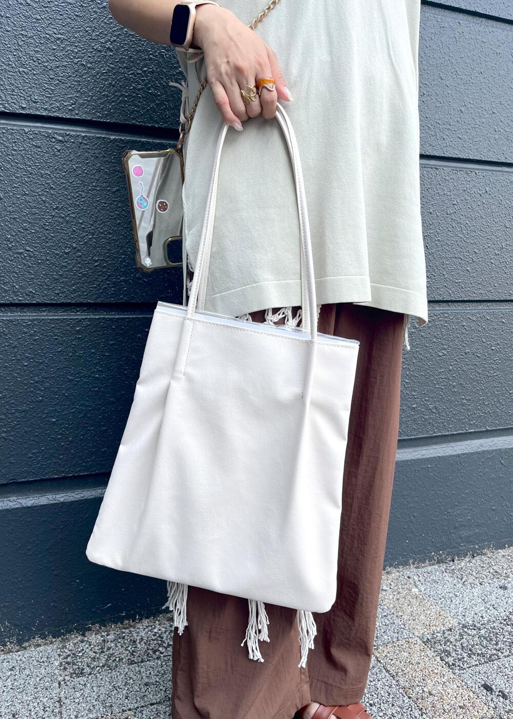 ホワイト系のトートバッグ、ホワイト系のスカート、ブラウン系のその他パンツを着用したレディースの夏コーディネートの9枚目の写真