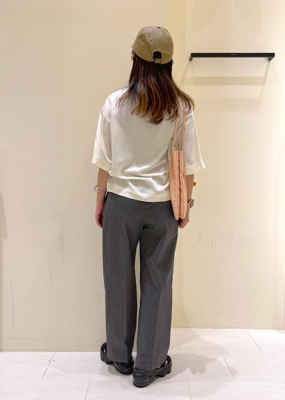 ピンク系のトートバッグ、グレー系のチノパンツ、ホワイト系のシャツ/ブラウスを着用したレディースの夏コーディネートの3枚目の写真