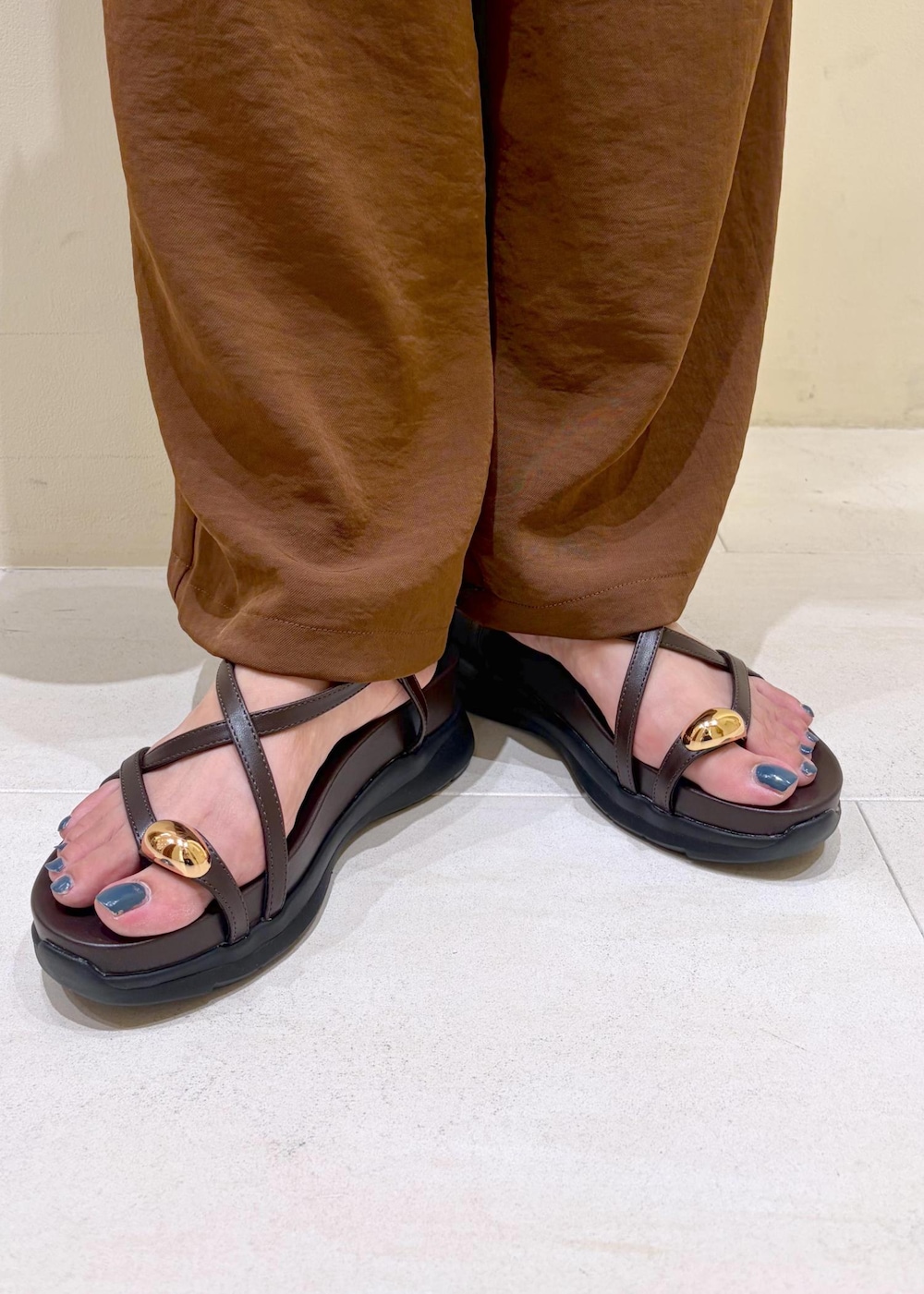 ブラウン系のその他パンツ、ホワイト系のハンドバッグ、ブラウン系のサンダルを着用したレディースの夏コーディネートの10枚目の写真