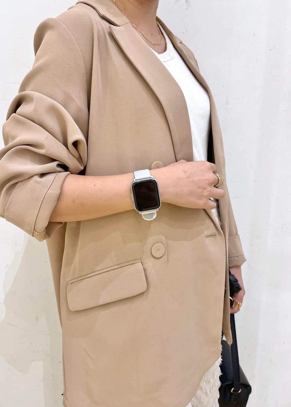 ベージュ系のタンクトップ、ブラック系のショルダーバッグ、ベージュ系のその他パンツを着用したレディースの秋コーディネートの6枚目の写真