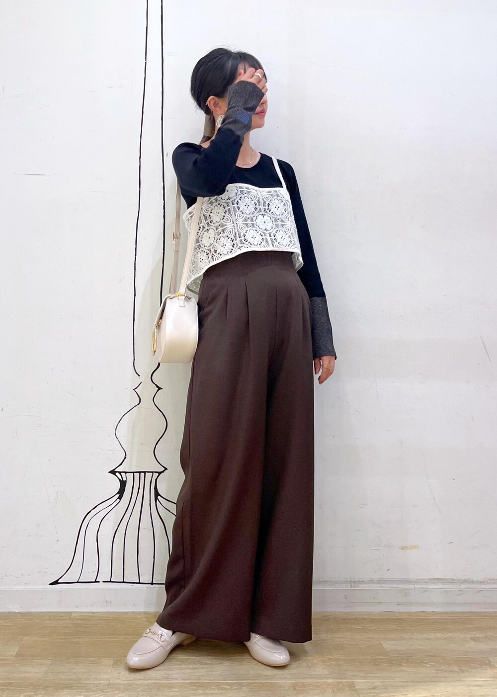 ブラック系のニット/セーター、ホワイト系のキャミソール、ベージュ系のローファーを着用したレディースの秋コーディネートの10枚目の写真