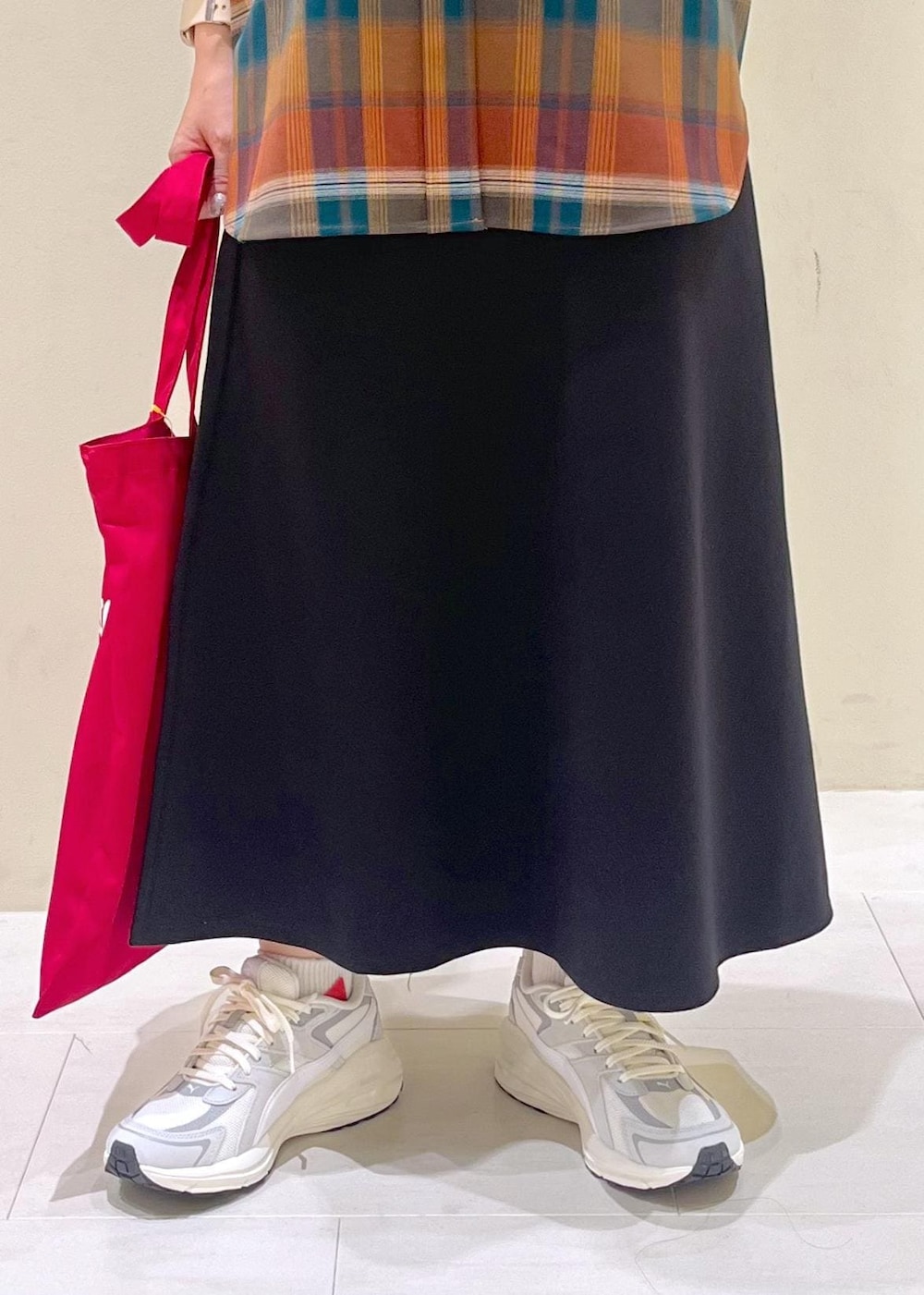 ブラック系のスカート、オレンジ系のシャツ/ブラウス、レッド系のトートバッグを着用したレディースの秋コーディネートの8枚目の写真