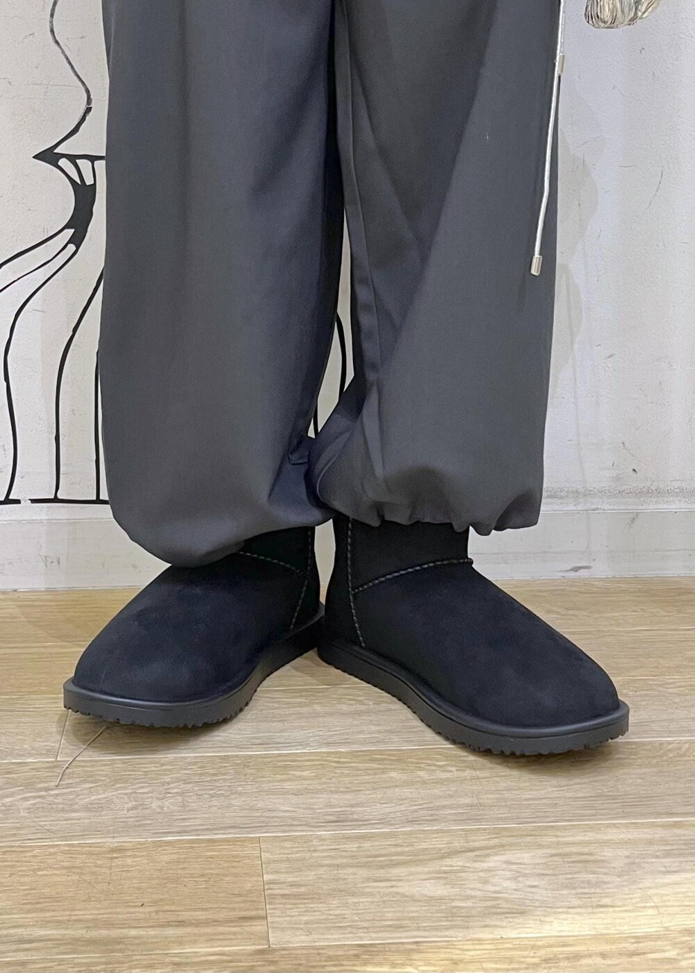 グレー系のカーゴパンツ、シルバー系のショルダーバッグ、ブラウン系のニット/セーターを着用したレディースの秋コーディネートの9枚目の写真