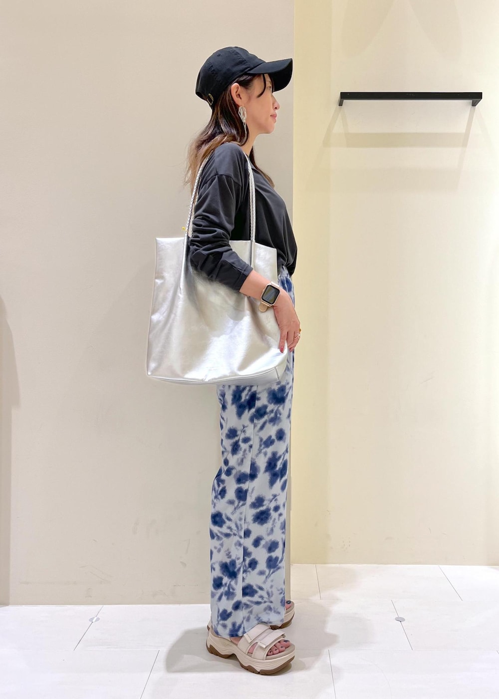 シルバー系のトートバッグ、ブルー系のその他パンツ、グレー系のTシャツ/カットソーを着用したレディースの春コーディネートの4枚目の写真