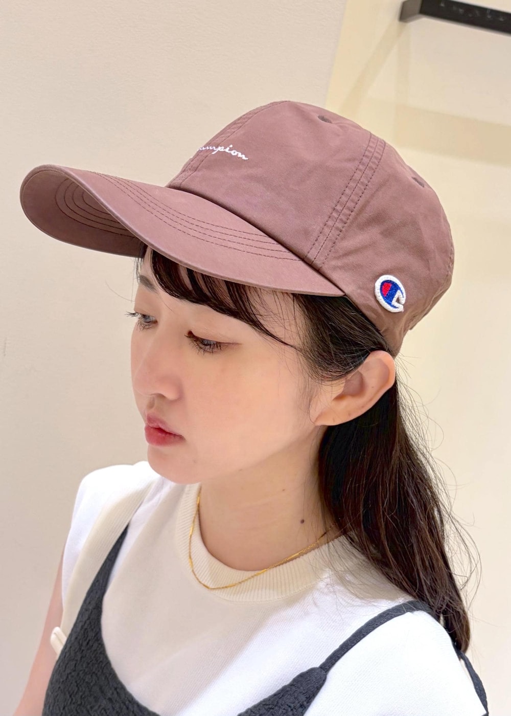 ブラック系のサンダル、ホワイト系のニット/セーター、ブラック系のワンピースを着用したレディースの夏コーディネートの5枚目の写真
