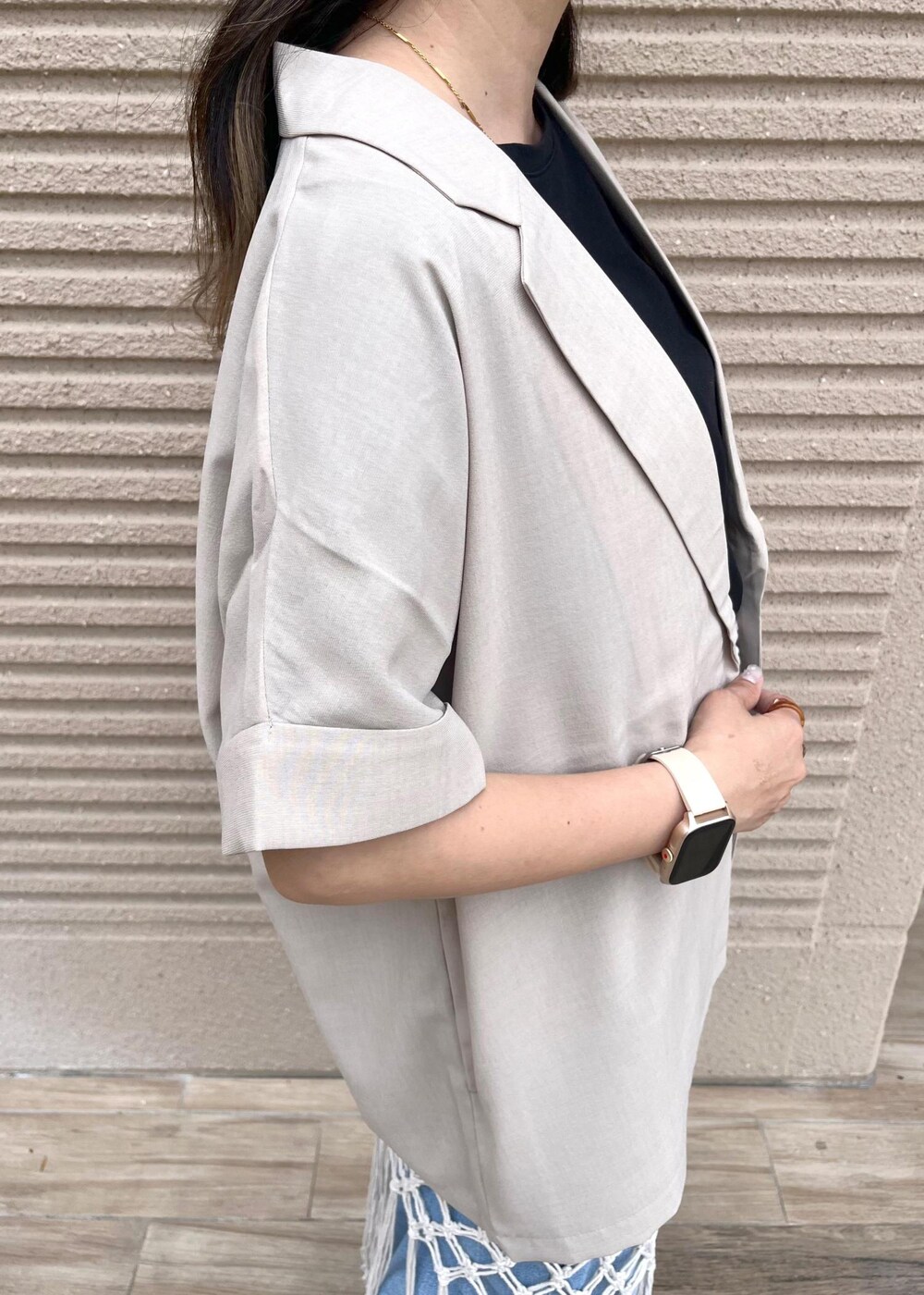 ブルー系のデニムパンツ、ホワイト系のスカート、ブラック系のTシャツ/カットソーを着用したレディースの春コーディネートの7枚目の写真