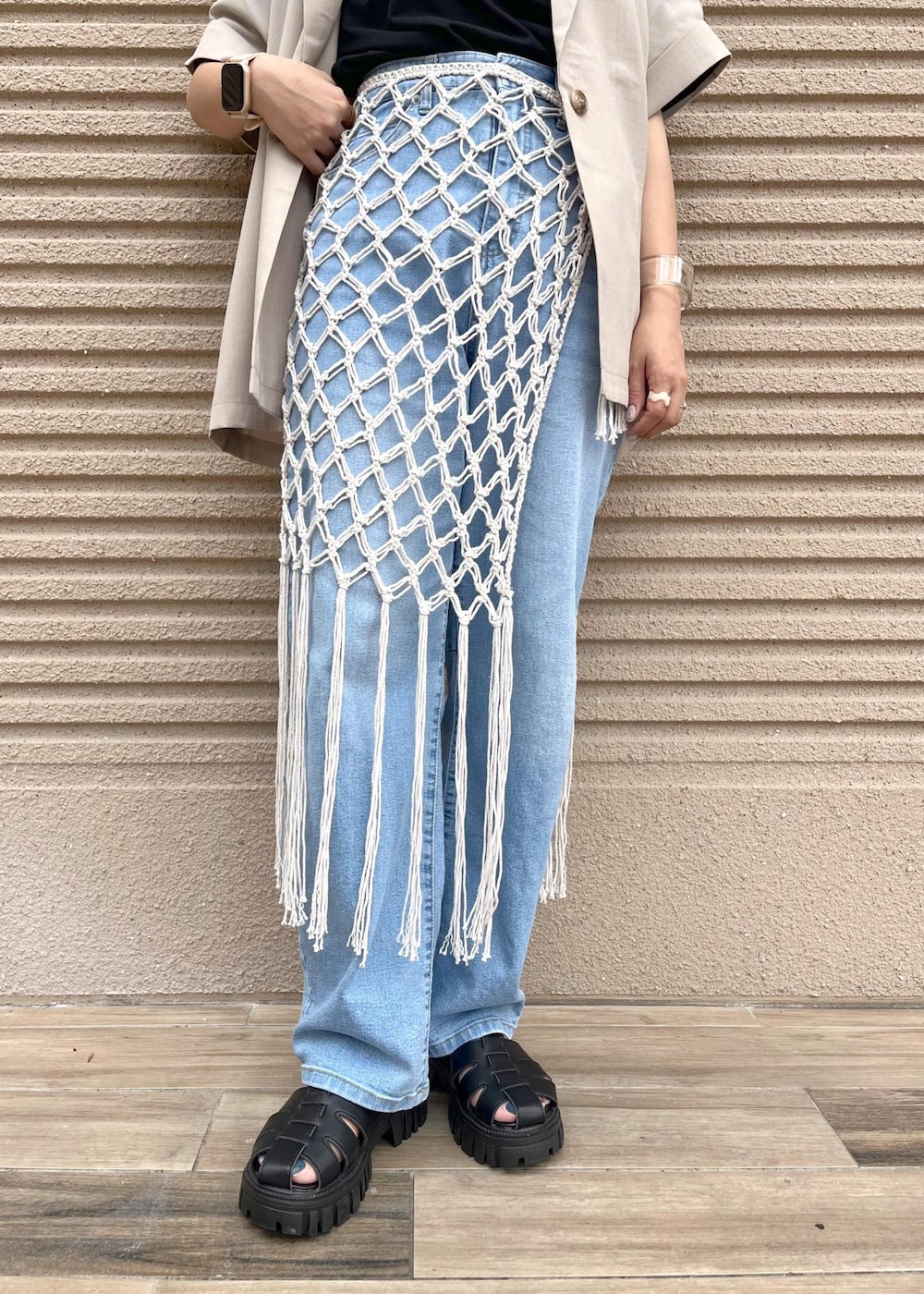 ブルー系のデニムパンツ、ホワイト系のスカート、ブラック系のTシャツ/カットソーを着用したレディースの春コーディネートの10枚目の写真