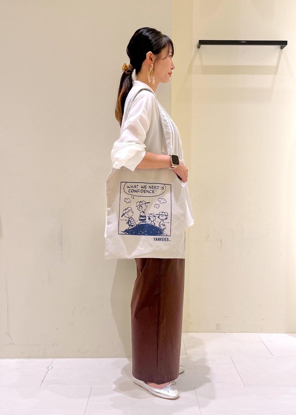 シルバー系のバレエシューズ、ブラウン系のその他パンツ、ホワイト系のシャツ/ブラウスを着用したレディースの秋コーディネートの2枚目の写真