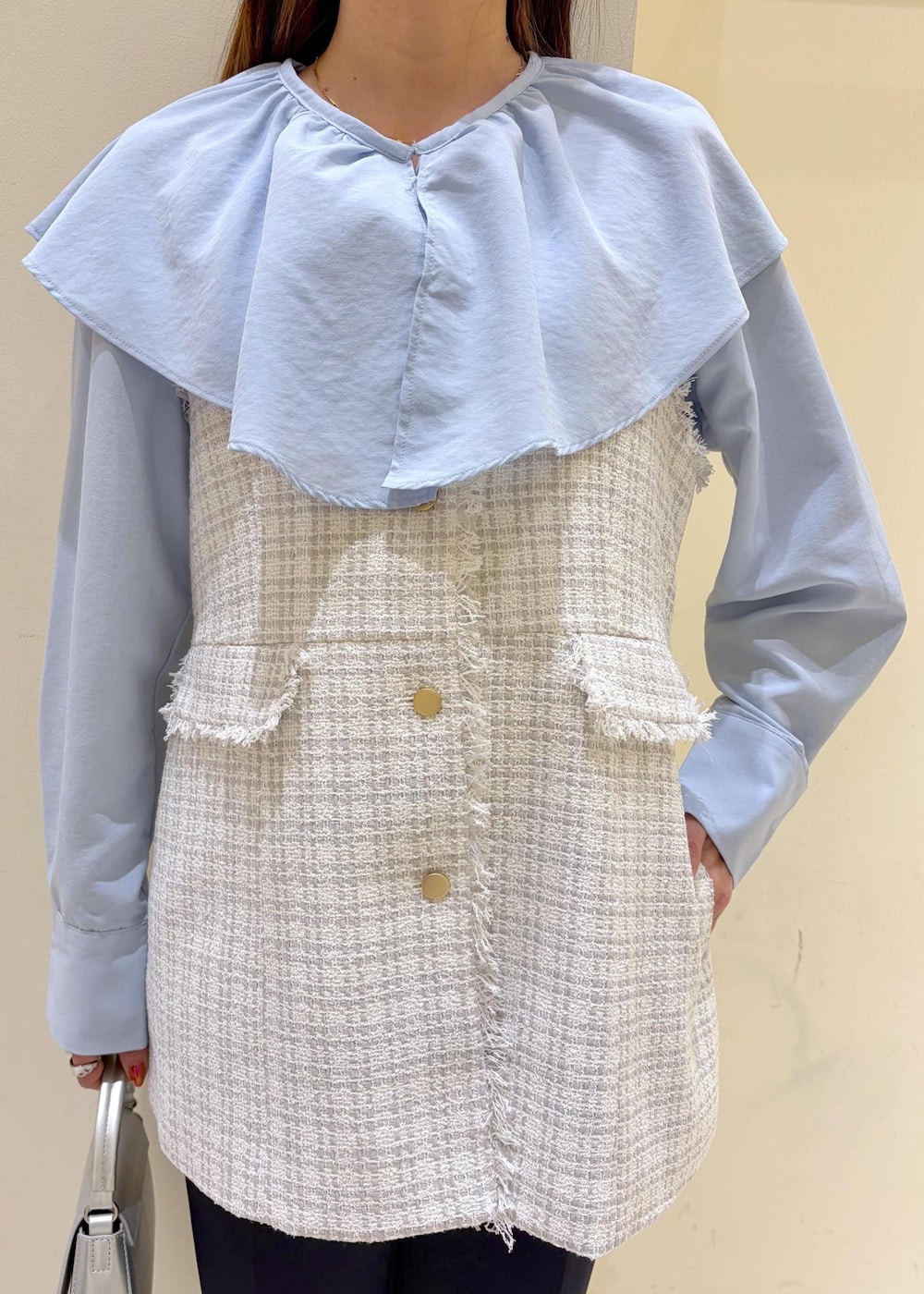 シルバー系のハンドバッグ、ブルー系のシャツ/ブラウス、ブルー系のその他パンツを着用したレディースの冬コーディネートの5枚目の写真