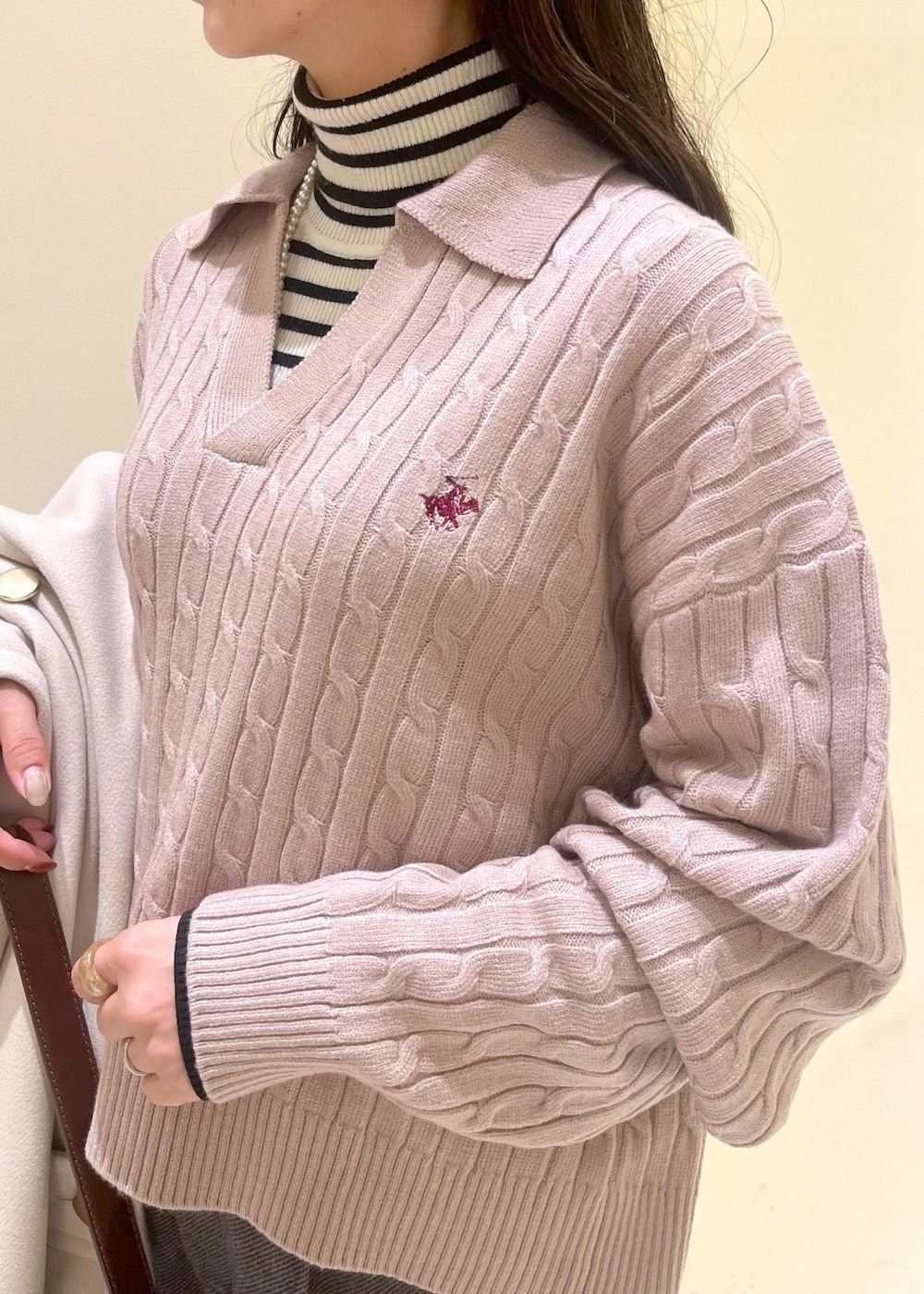 ベージュ系のその他アウター、ホワイト系のニット/セーター、ベージュ系のニット/セーターを着用したレディースの冬コーディネートの6枚目の写真