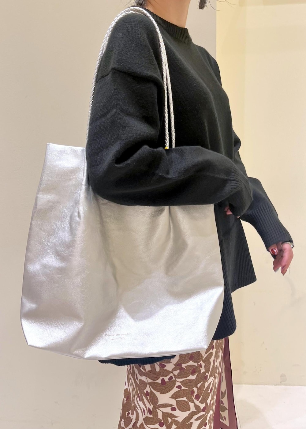 シルバー系のトートバッグ、シルバー系のトートバッグ、ベージュ系のその他パンツを着用したレディースの秋コーディネートの8枚目の写真