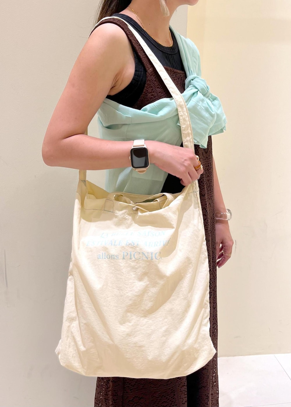 ブラック系のタンクトップ、グリーン系のシャツ/ブラウス、ホワイト系のトートバッグを着用したレディースの夏コーディネートの8枚目の写真