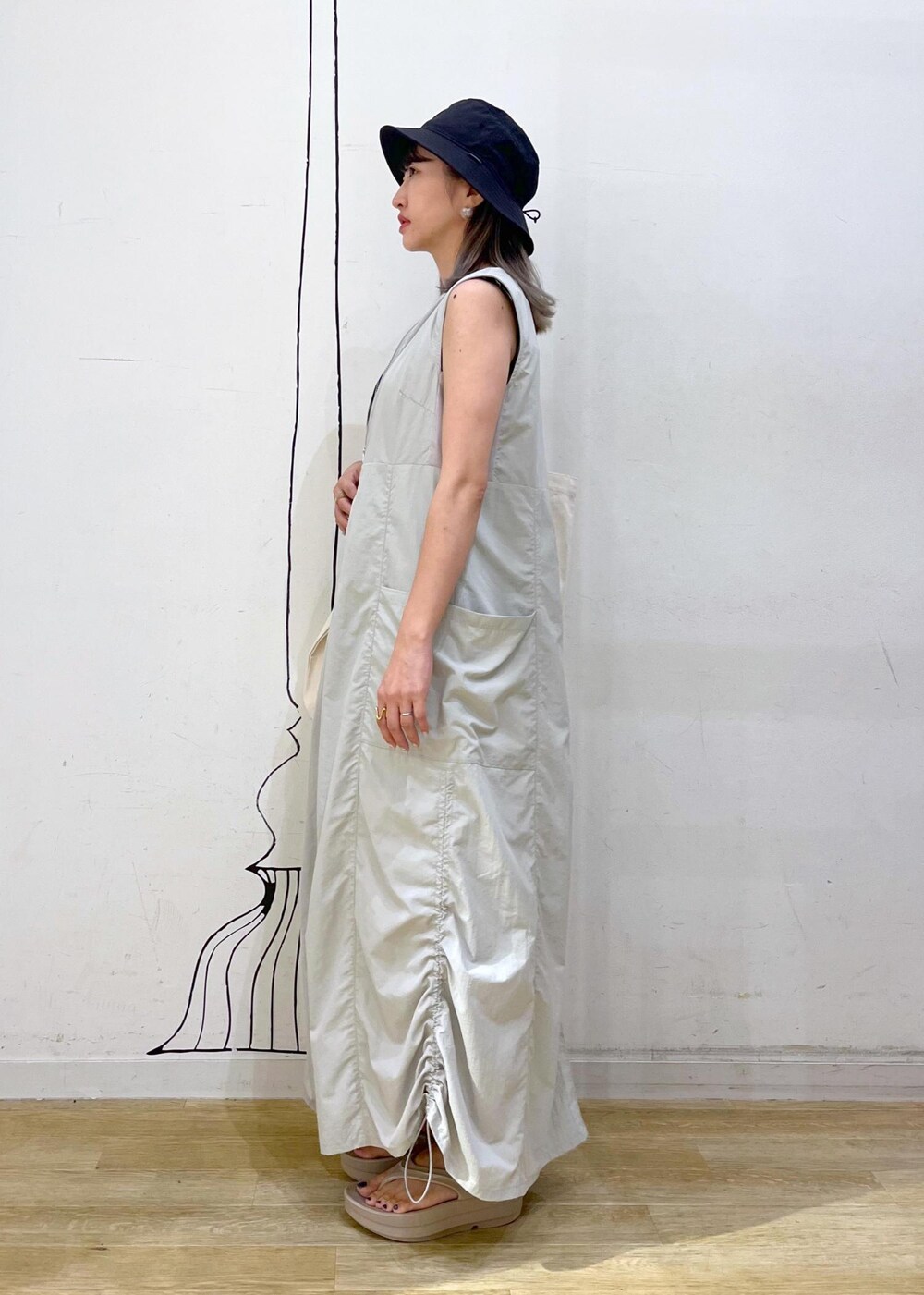 ホワイト系のトートバッグ、ブラック系のTシャツ/カットソー、グレー系のワンピースを着用したレディースの夏コーディネートの4枚目の写真