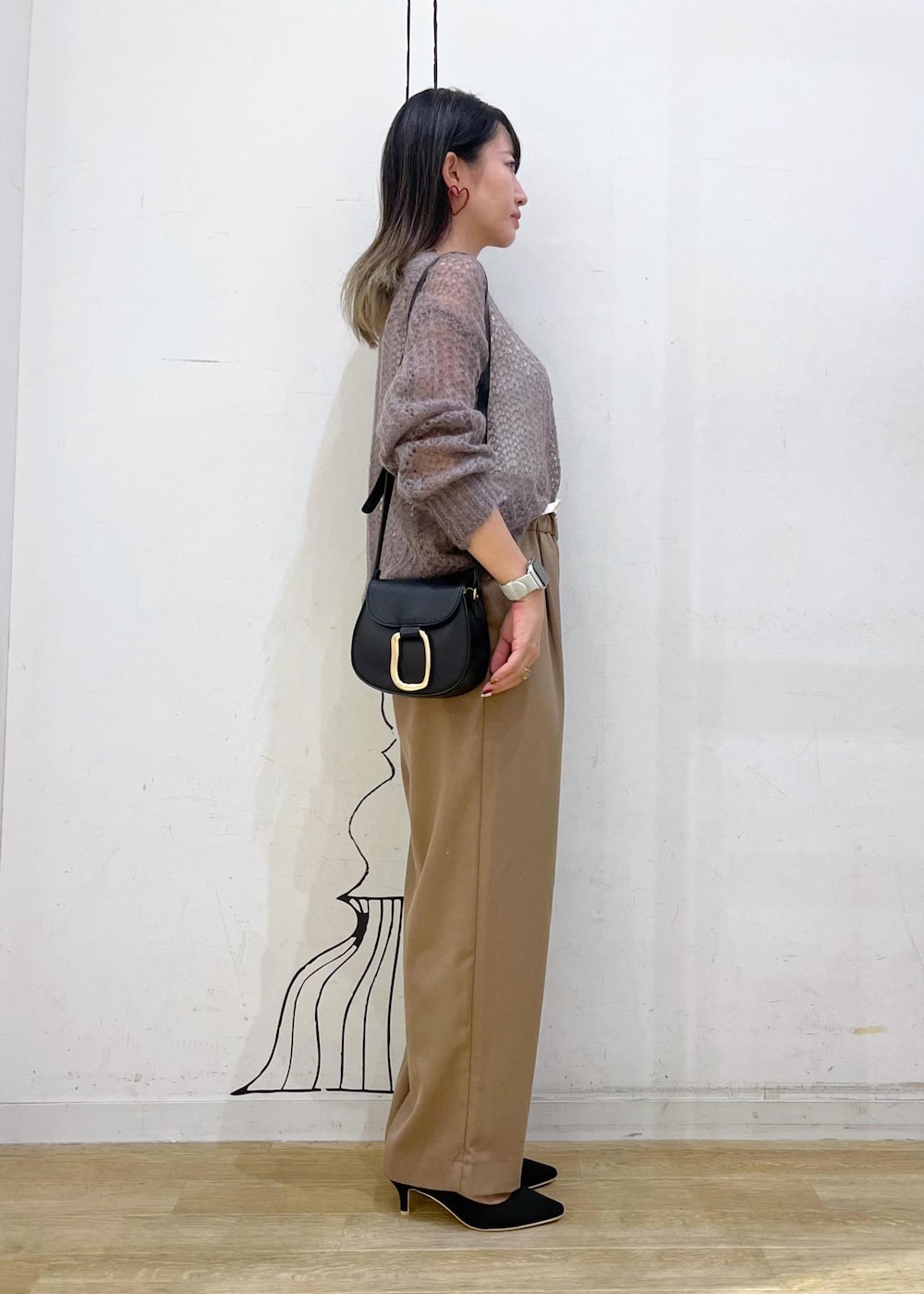 ブラック系のパンプス、ブラック系のパンプス、ブラック系のパンプスを着用したレディースの秋コーディネートの3枚目の写真