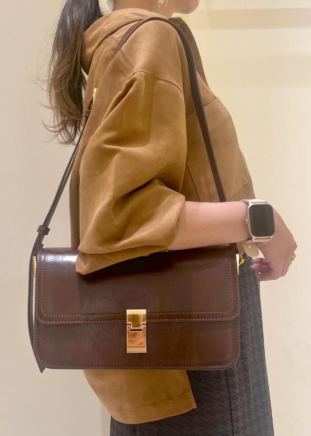 グレー系のタンクトップ、レッド系のショルダーバッグ、ブラウン系のシャツ/ブラウスを着用したレディースの秋コーディネートの10枚目の写真
