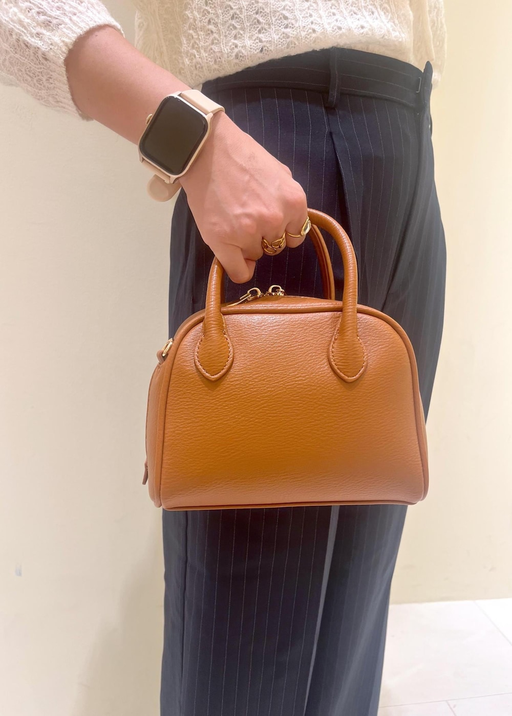 ホワイト系のカーディガン/ボレロ、ブルー系のその他パンツ、ブラウン系のパンプスを着用したレディースの秋コーディネートの9枚目の写真