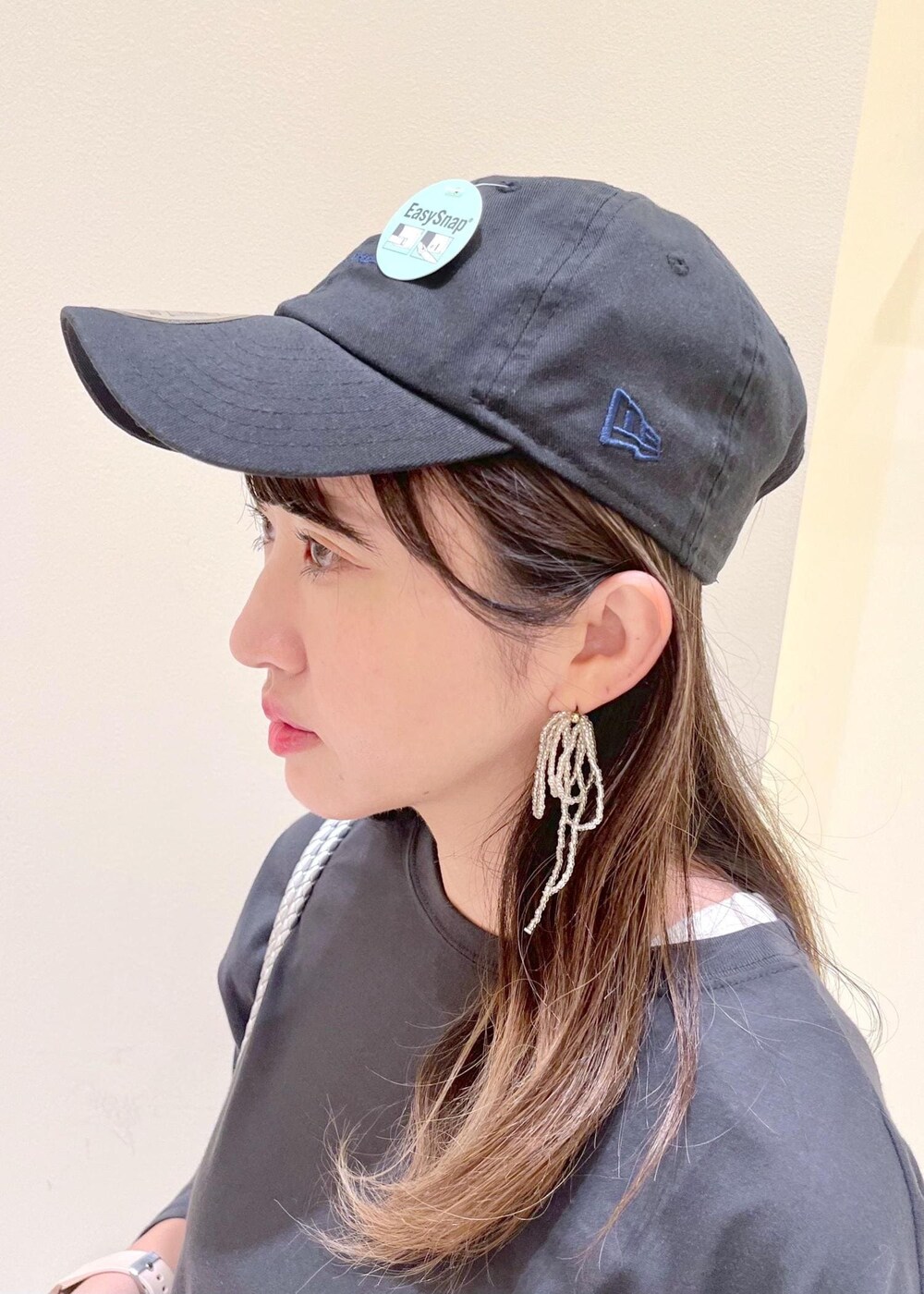 シルバー系のトートバッグ、ブルー系のその他パンツ、グレー系のTシャツ/カットソーを着用したレディースの春コーディネートの6枚目の写真