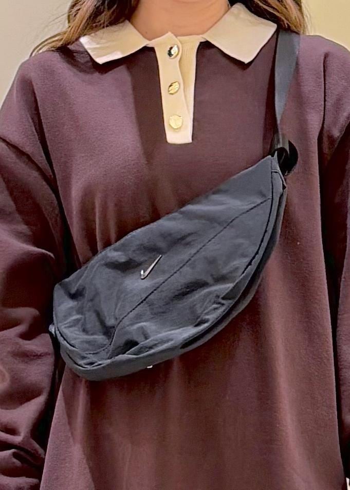 ブラウン系のワンピース、ブラック系のボディバッグ/ウエストポーチ、ホワイト系のスニーカーを着用したレディースの冬コーディネートの7枚目の写真