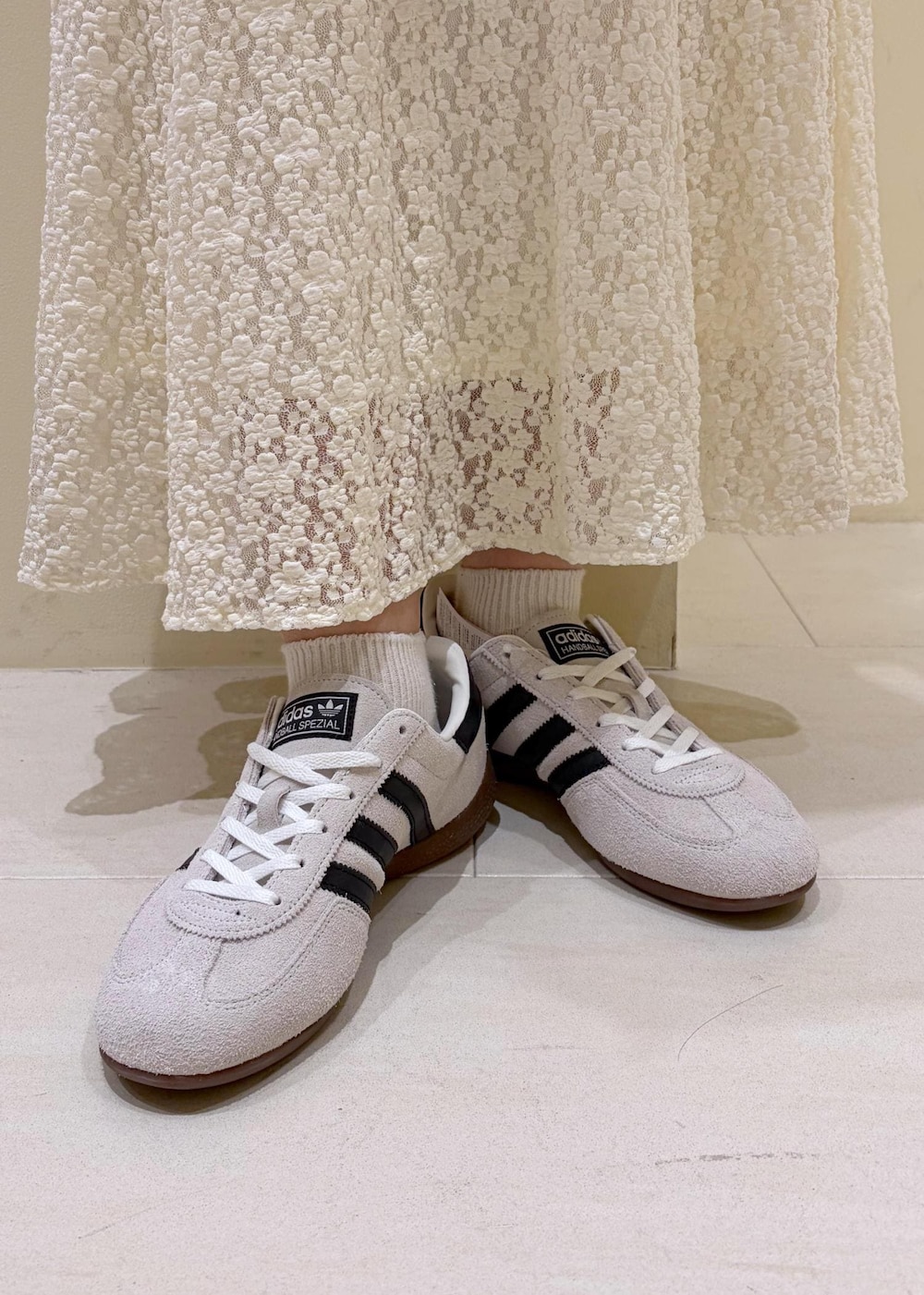 ホワイト系のスカート、ピンク系のシャツ/ブラウス、ブラック系のショルダーバッグを着用したレディースの春コーディネートの10枚目の写真