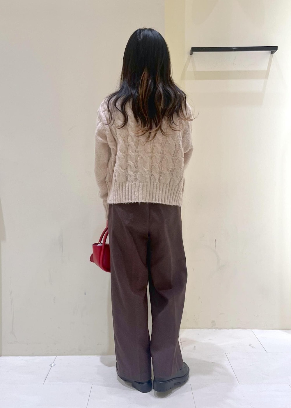 ホワイト系のニット/セーター、レッド系のショルダーバッグ、ブラック系のローファーを着用したレディースの冬コーディネートの3枚目の写真