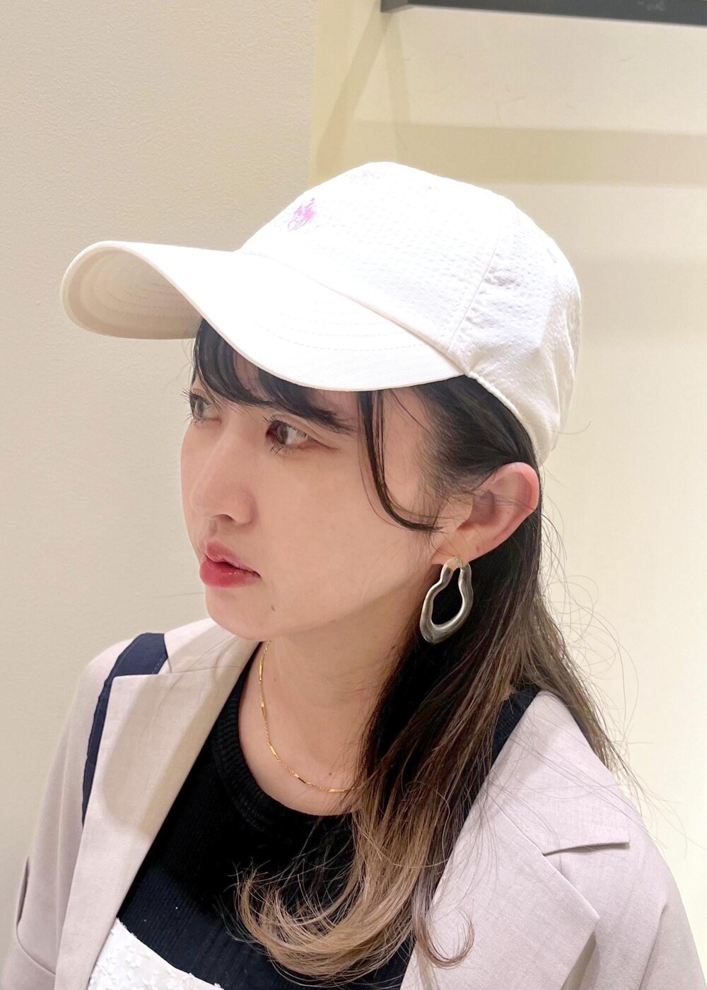 ブラック系のタンクトップ、ホワイト系のTシャツ/カットソー、ホワイト系のサンダルを着用したレディースの春コーディネートの7枚目の写真