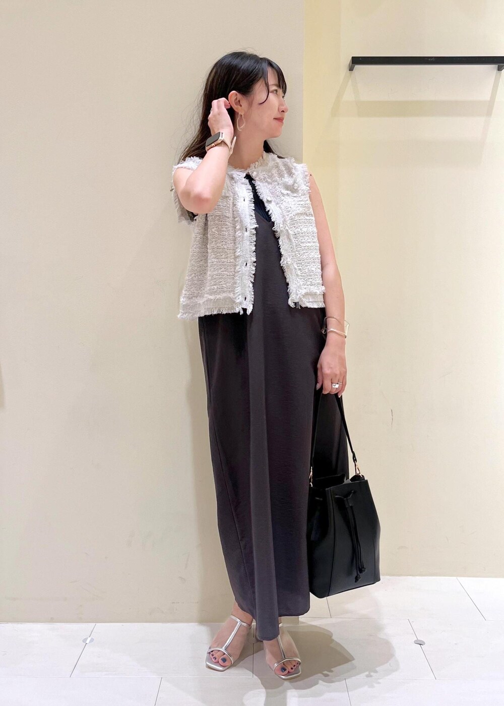 ブラック系のタンクトップ、グレー系のワンピース、グレー系のカーディガン/ボレロを着用したレディースの夏コーディネートの2枚目の写真