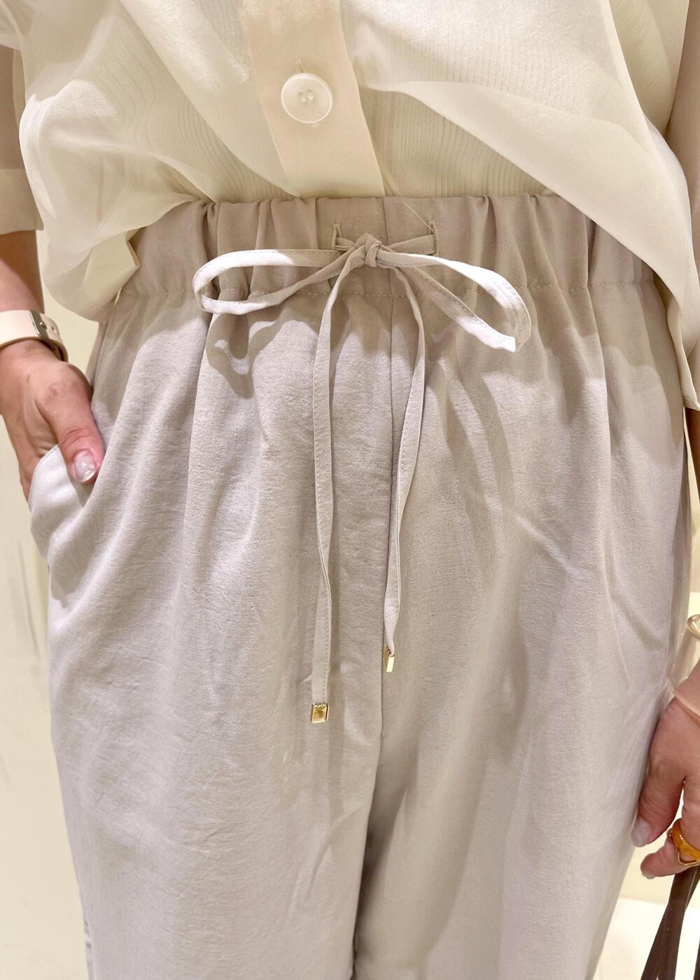 ベージュ系のタンクトップ、ホワイト系のシャツ/ブラウス、ベージュ系のその他パンツを着用したレディースの夏コーディネートの6枚目の写真